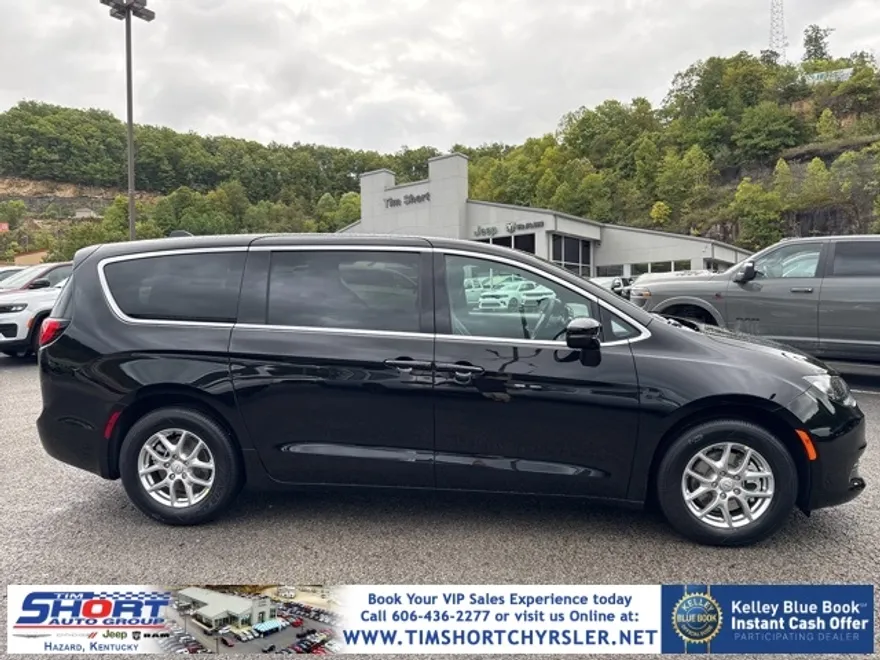 2026 Chrysler Voyager LX photo 1
