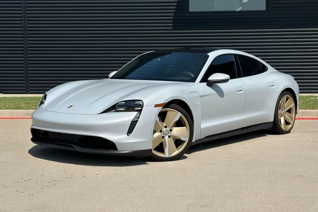 2023 Porsche Taycan photo 1