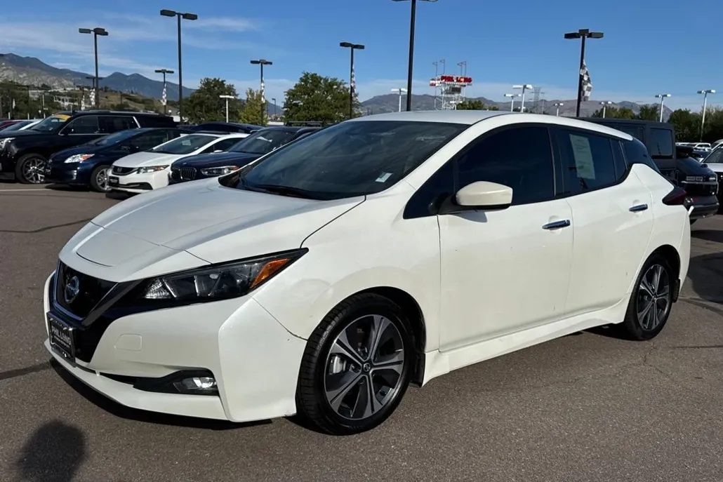 2022 Nissan Leaf SV photo 1