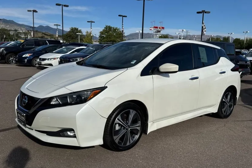 2022 Nissan Leaf SV photo 1