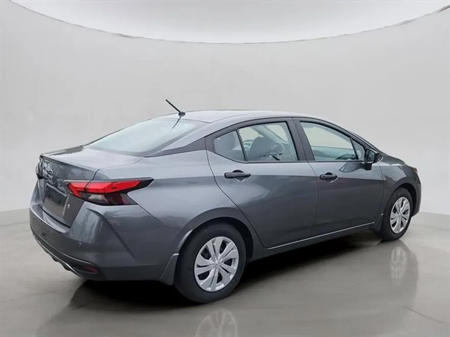 2025 Nissan Versa 1.6 S photo 1