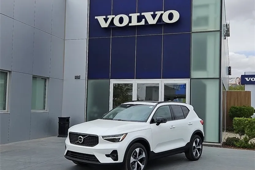 2025 Volvo XC40 Plus photo 1