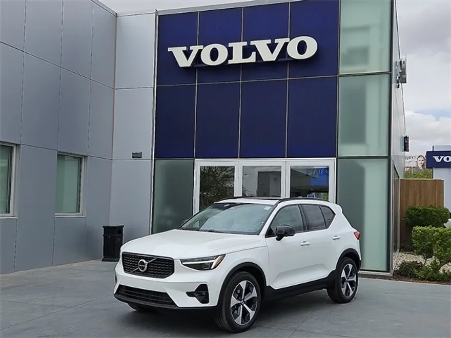 2025 Volvo XC40 Plus photo 1