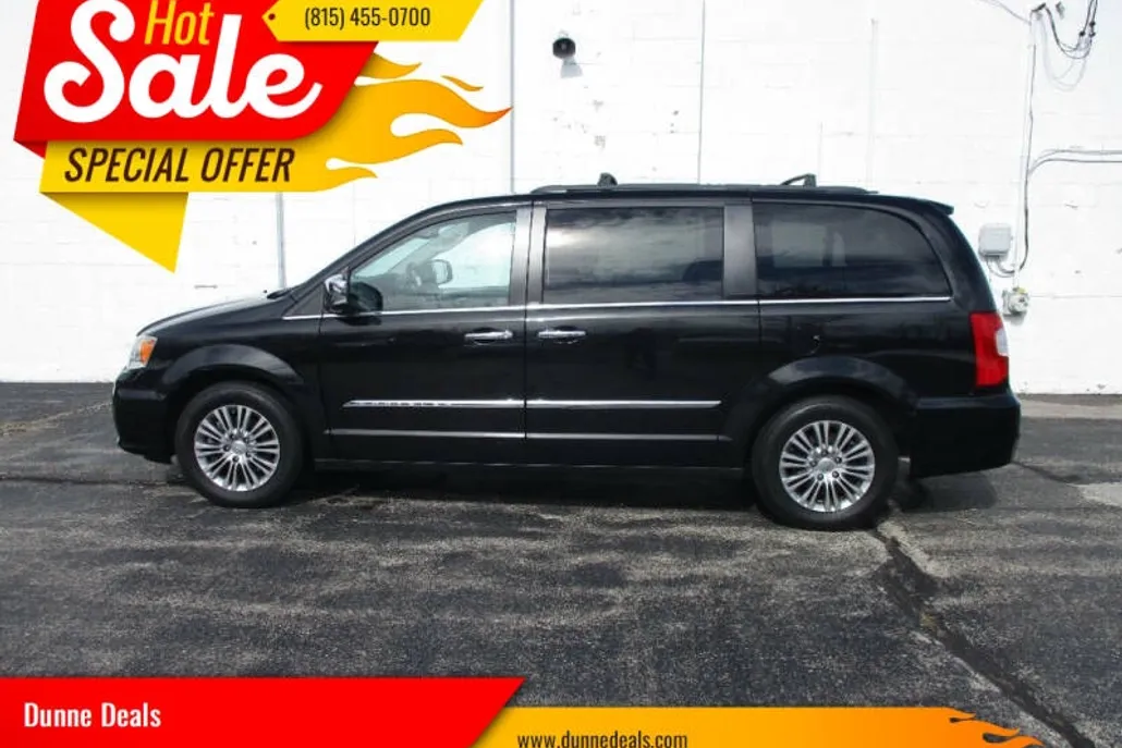 2013 Chrysler Town & Country photo 1