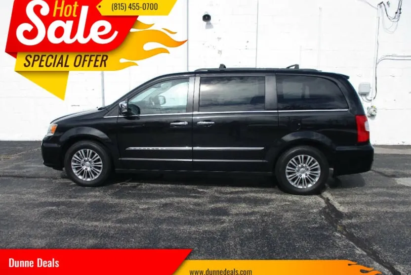 2013 Chrysler Town & Country photo 1