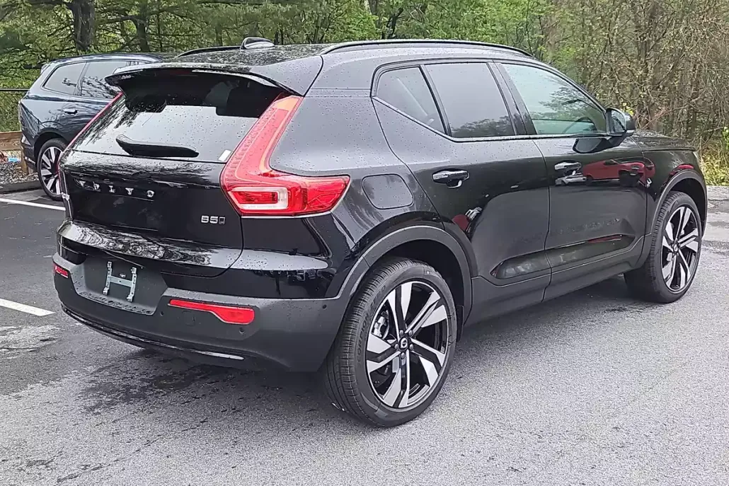 2025 Volvo XC40 photo 1