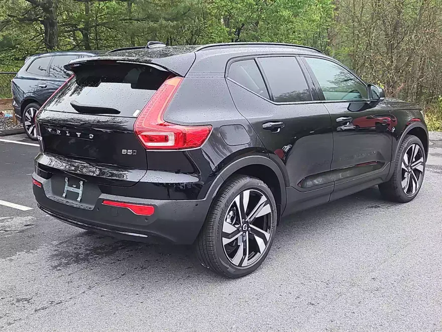 2025 Volvo XC40 photo 1