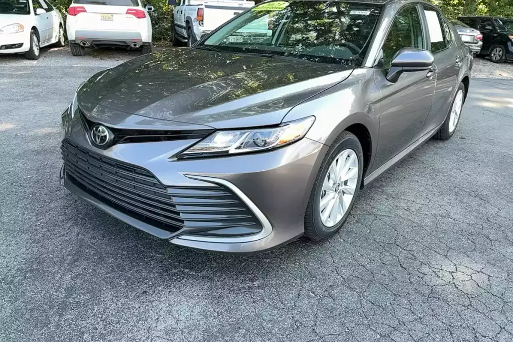 2023 Toyota Camry LE photo 1