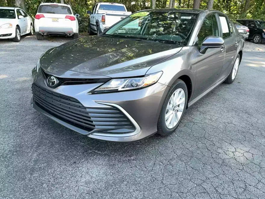 2023 Toyota Camry LE photo 1