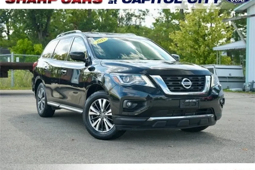 2017 Nissan Pathfinder SV photo 1
