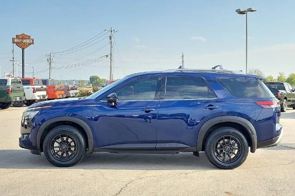 2023 Nissan Pathfinder SL photo 1