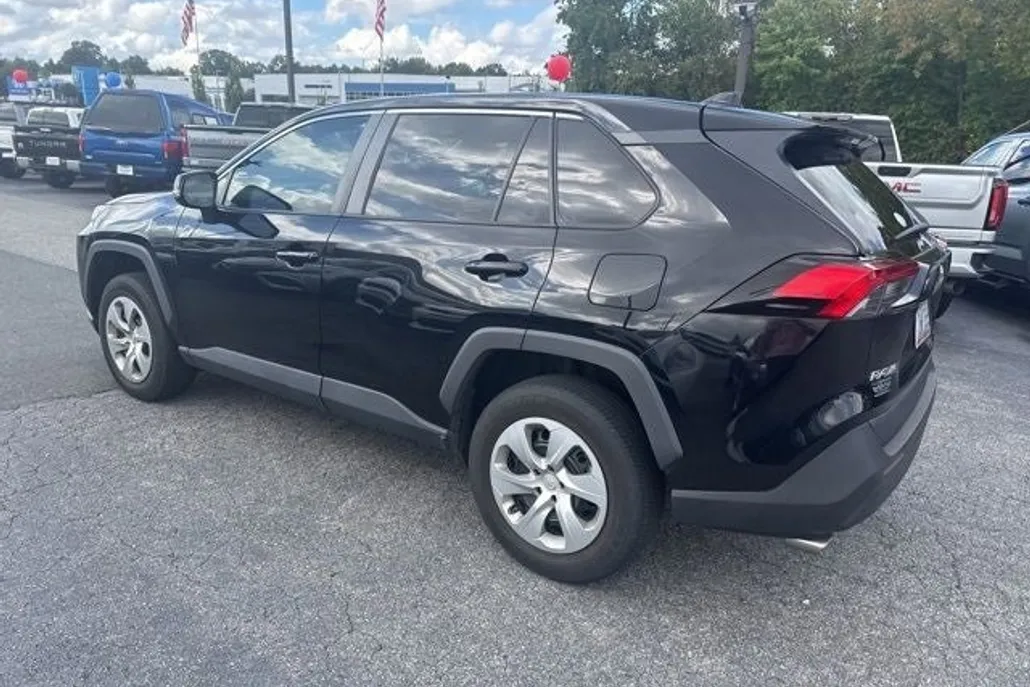 2022 Toyota RAV4 LE photo 1