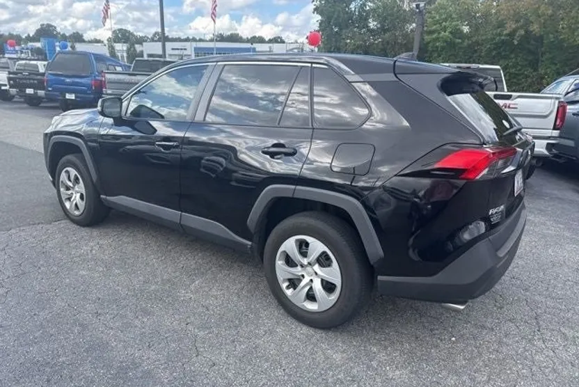 2022 Toyota RAV4 LE photo 1