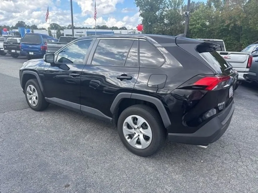 2022 Toyota RAV4 LE photo 1