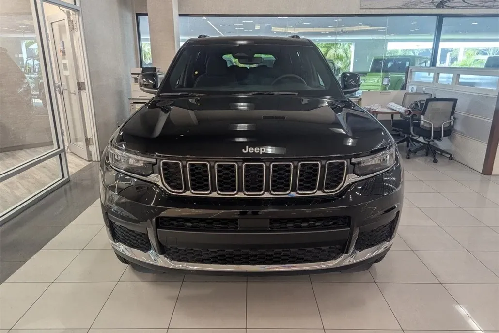 2024 Jeep Grand Cherokee Laredo photo 1