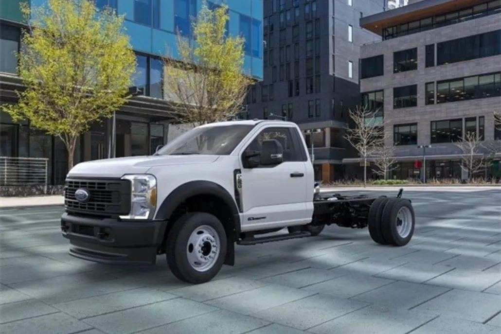 2025 Ford F-550 photo 1