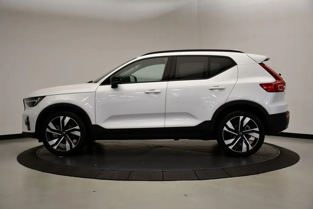 2023 Volvo XC40 Plus photo 1