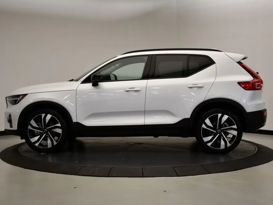 2023 Volvo XC40 Plus photo 1