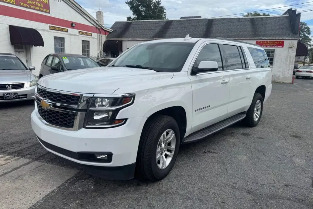 2017 Chevrolet Suburban LT photo 1