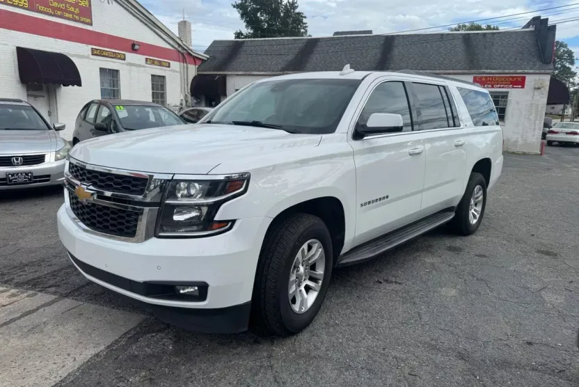 2017 Chevrolet Suburban LT photo 1