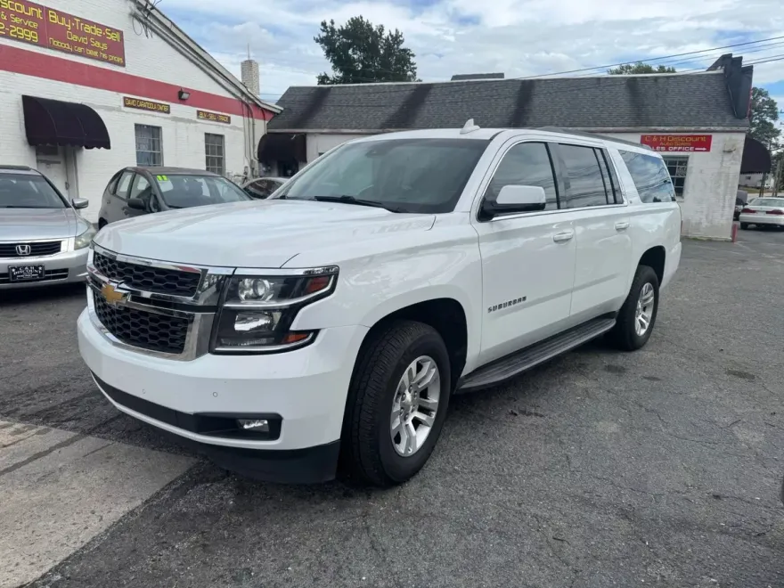 2017 Chevrolet Suburban LT photo 1