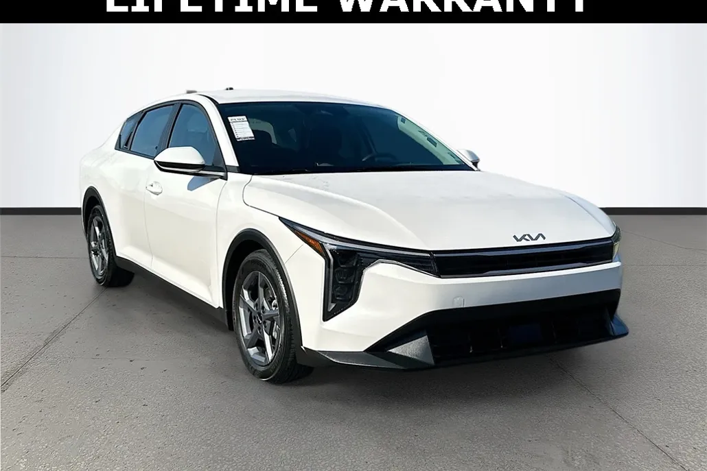 2025 Kia K4 LXS photo 1