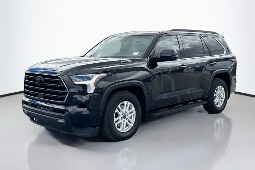 2023 Toyota Sequoia SR5 photo 1