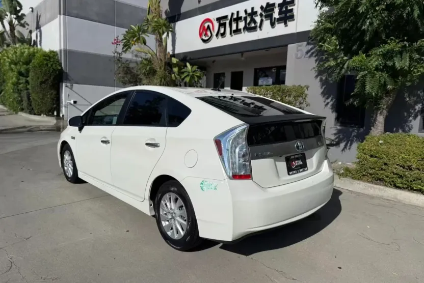 2014 Toyota Prius Plug-in Hybrid photo 1