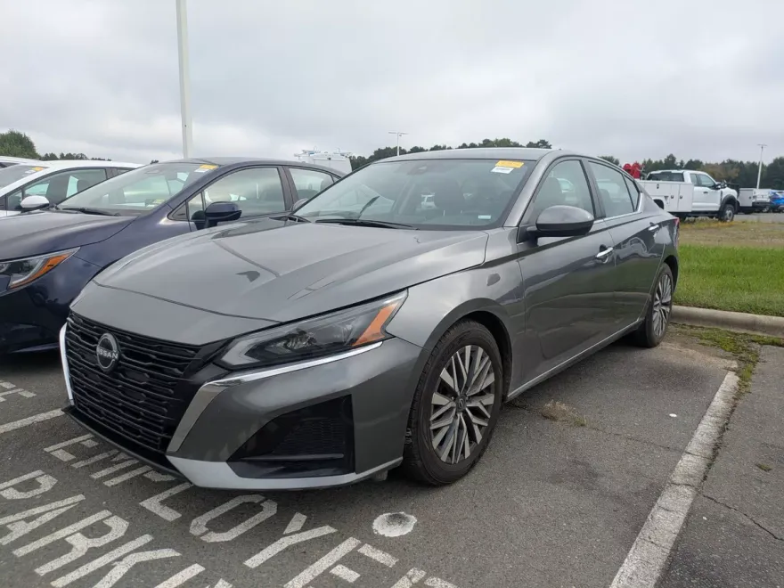 2023 Nissan Altima 2.5 SV photo 1