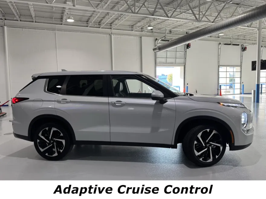 2024 Mitsubishi Outlander SE photo 1