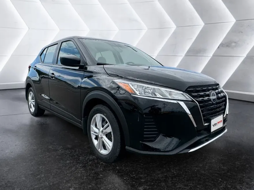 2025 Nissan Kicks Play S photo 1