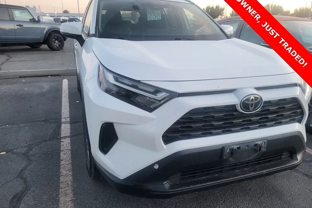 2022 Toyota RAV4 XLE photo 1