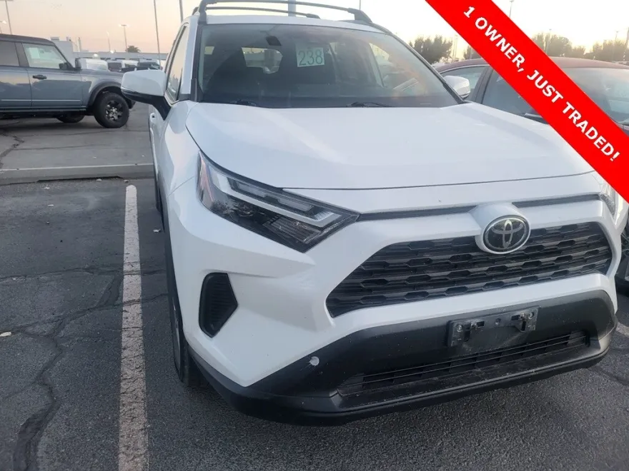 2022 Toyota RAV4 XLE photo 1