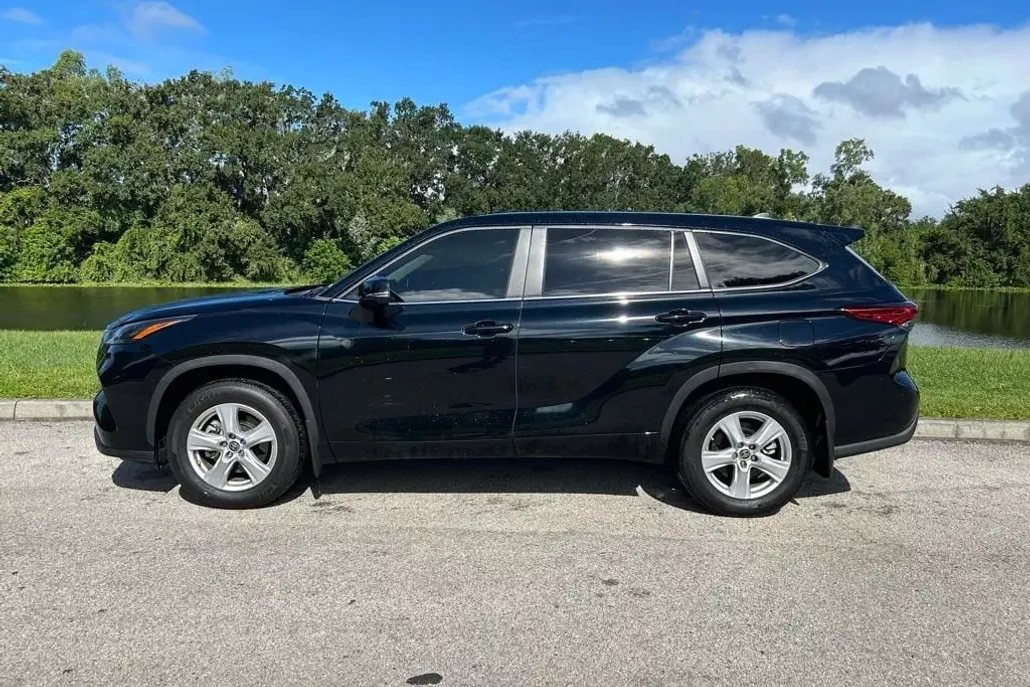 2023 Toyota Highlander LE photo 1