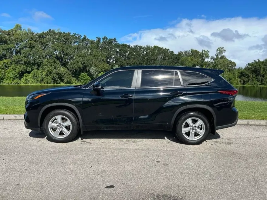 2023 Toyota Highlander LE photo 1