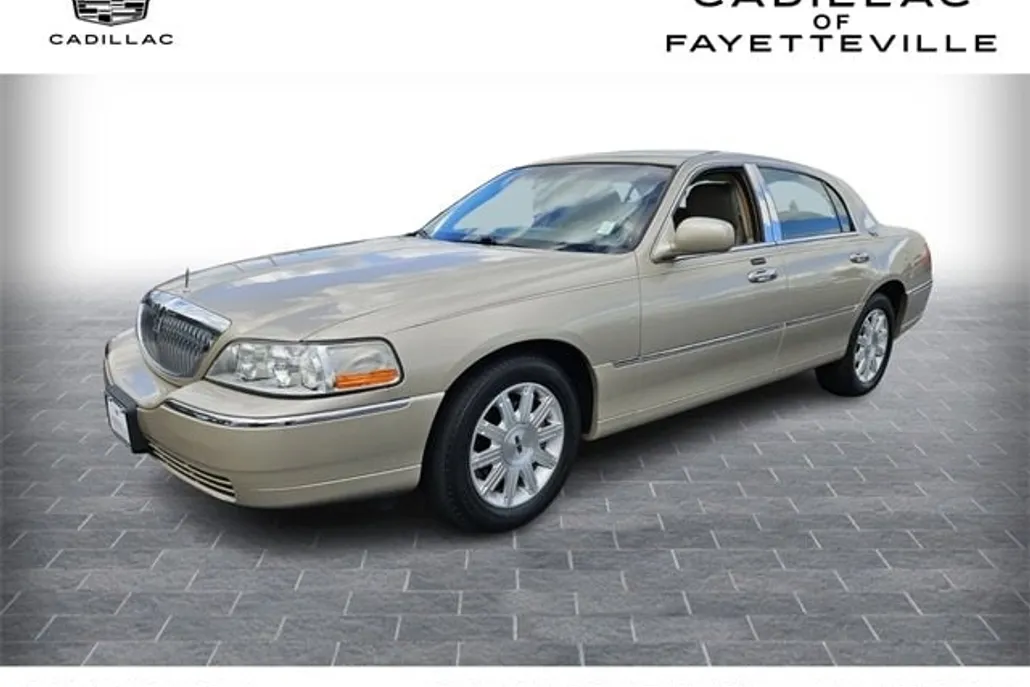 2011 Lincoln Town Car Signature Limited photo 1