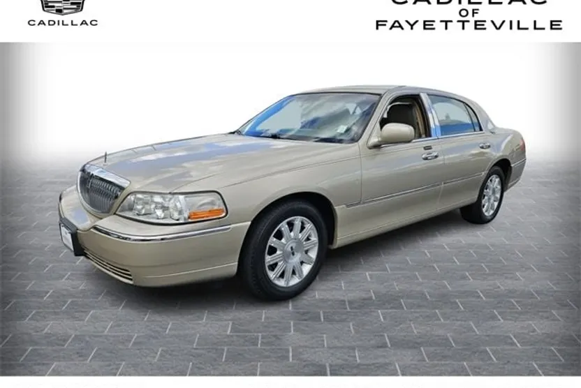 2011 Lincoln Town Car Signature Limited photo 1