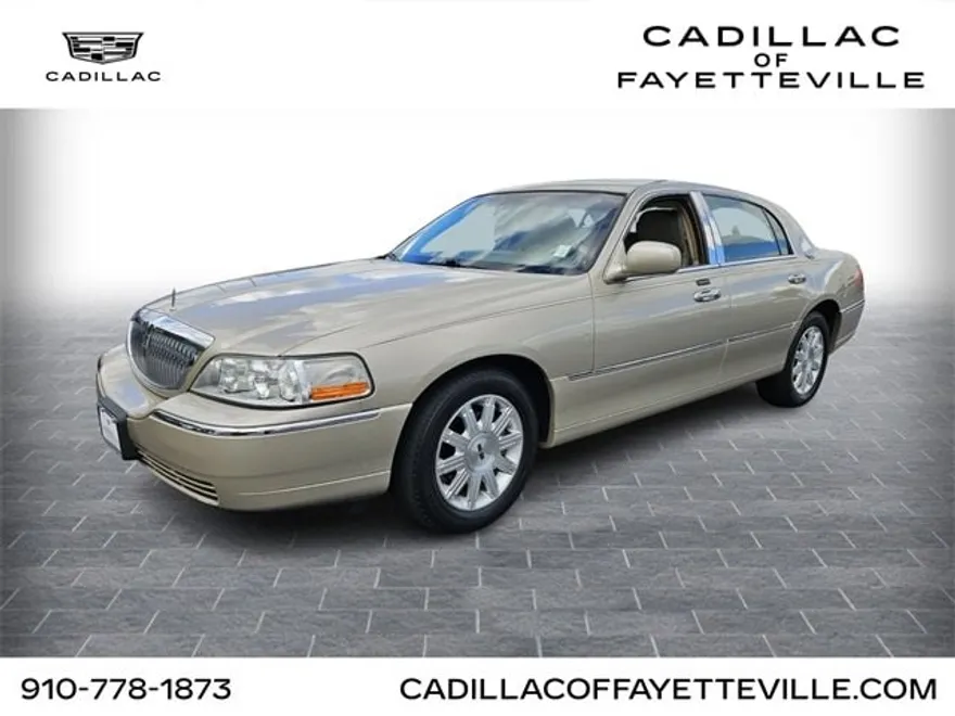 2011 Lincoln Town Car Signature Limited photo 1