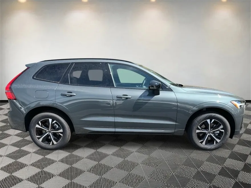 2026 Volvo XC60 B5 Core photo 1