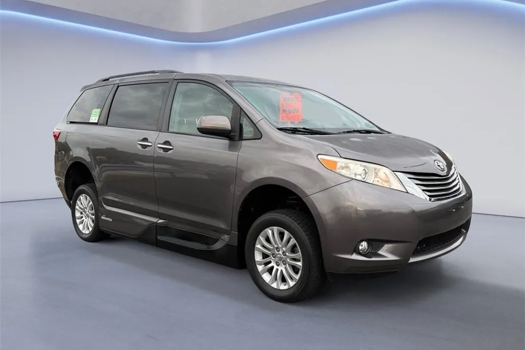 2015 Toyota Sienna XLE photo 1