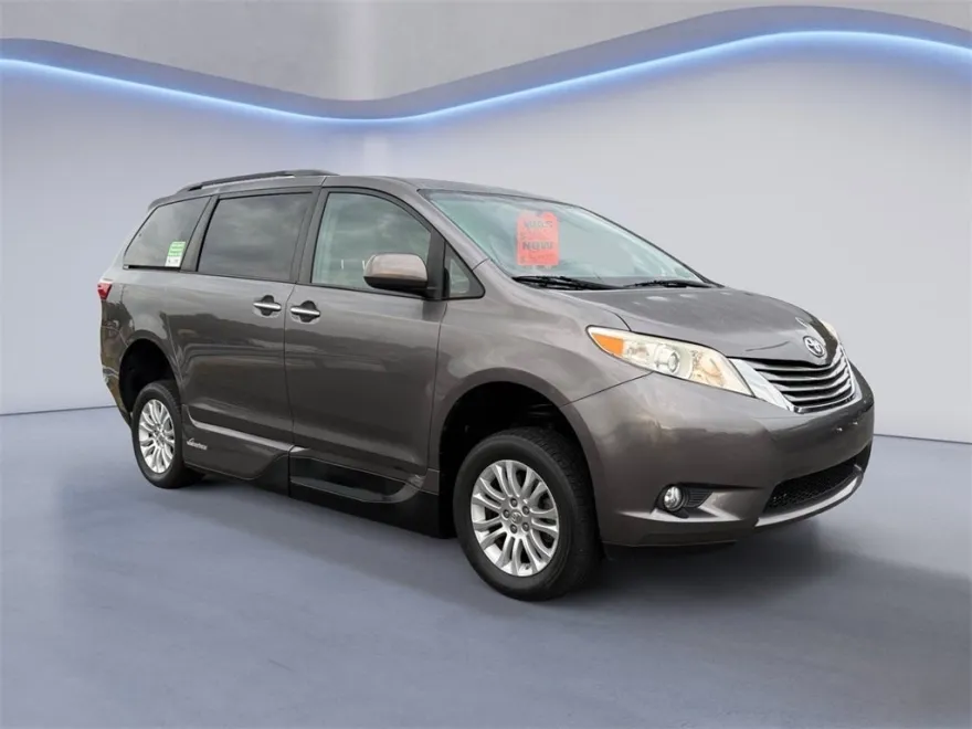2015 Toyota Sienna XLE photo 1