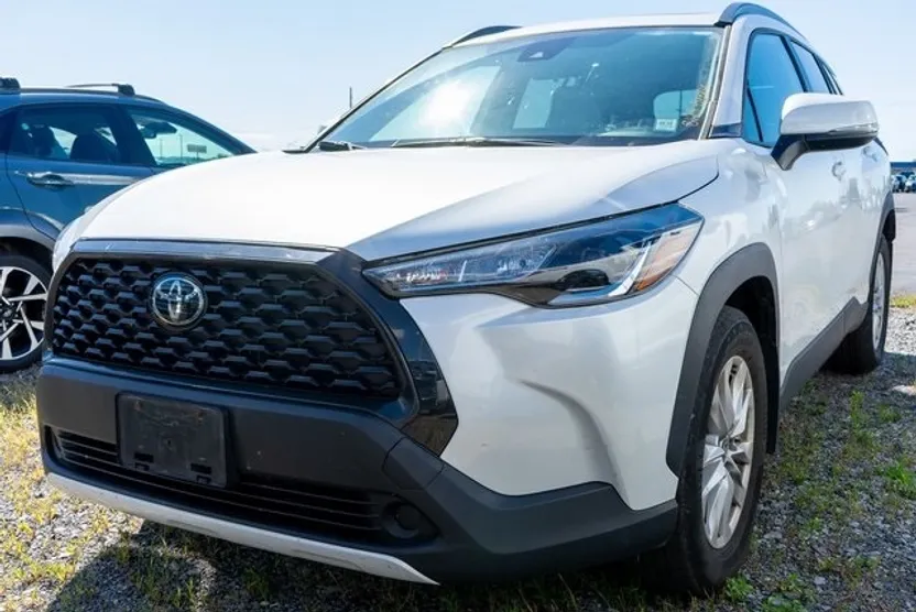 2022 Toyota Corolla Cross LE photo 1