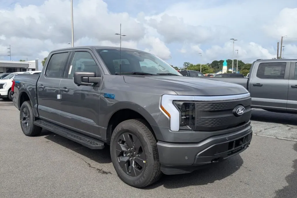 2025 Ford F-150 Lightning photo 1