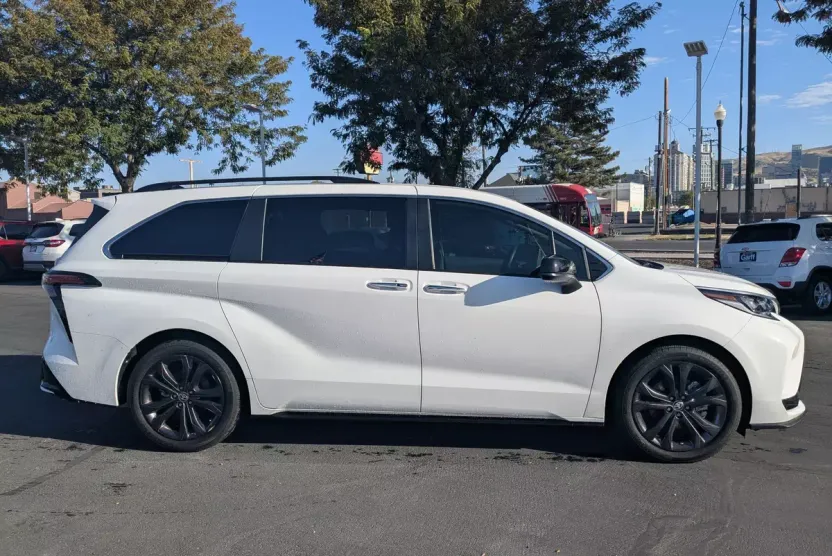 2023 Toyota Sienna XSE photo 1