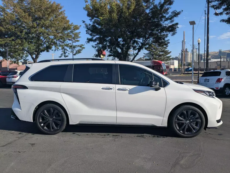 2023 Toyota Sienna XSE photo 1