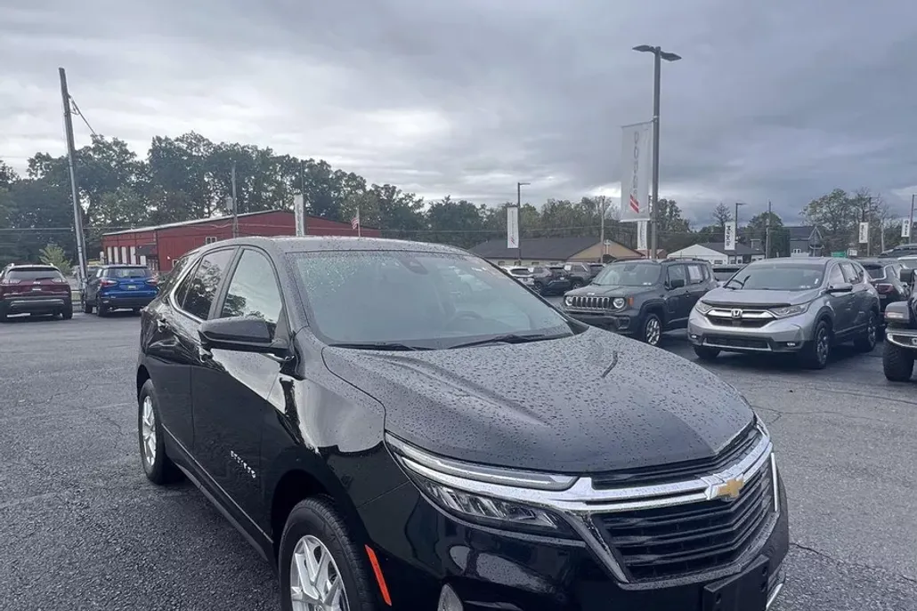 2022 Chevrolet Equinox LT photo 1