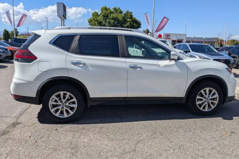 2020 Nissan Rogue SV photo 1