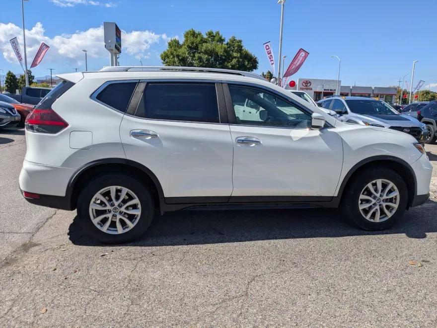 2020 Nissan Rogue SV photo 1