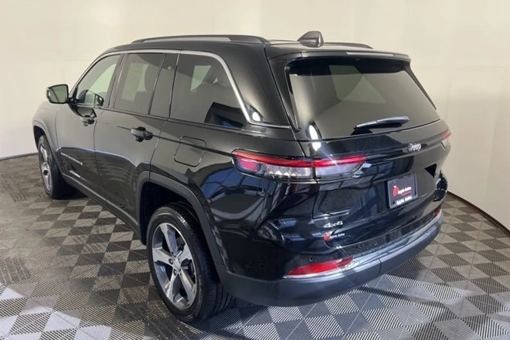 2023 Jeep Grand Cherokee Limited photo 1