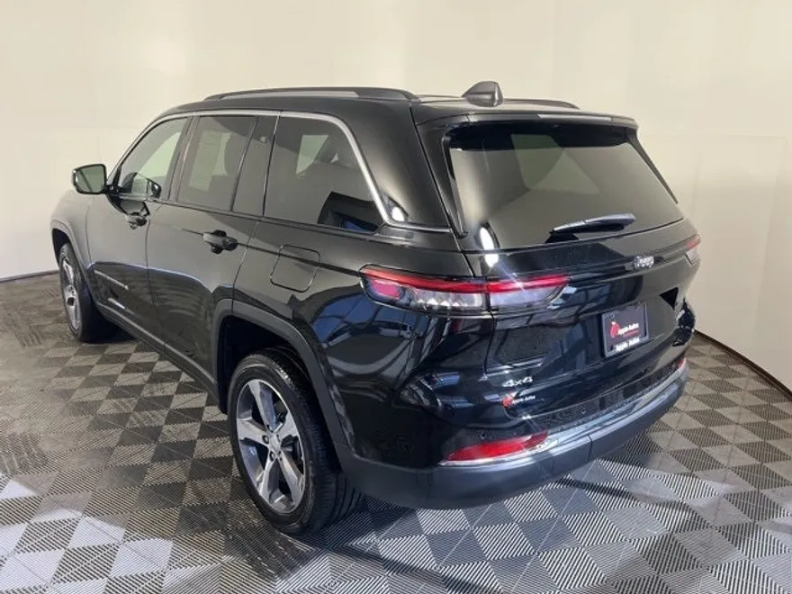 2023 Jeep Grand Cherokee Limited photo 1